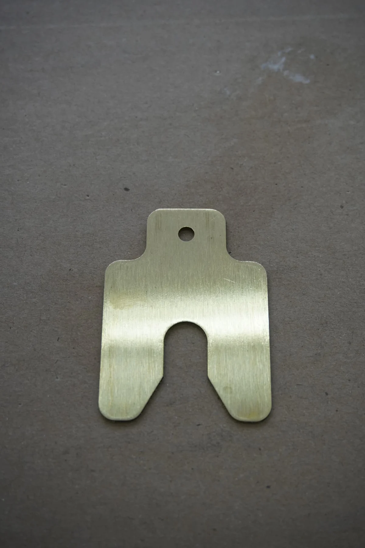 Calço especial em latão fabricado pela Laser Master Cut