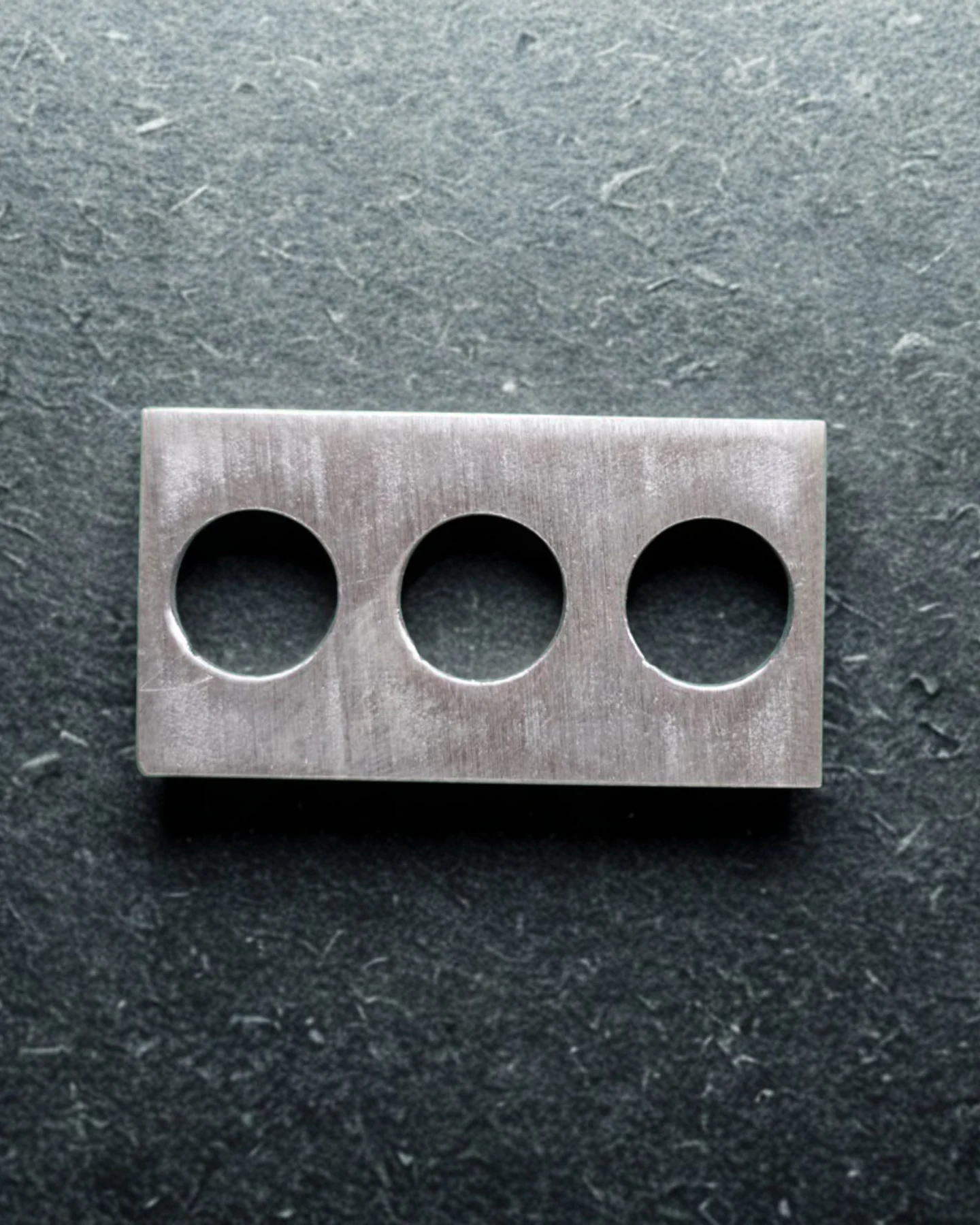 Peça com três furos fabricado pela Laser Master Cut